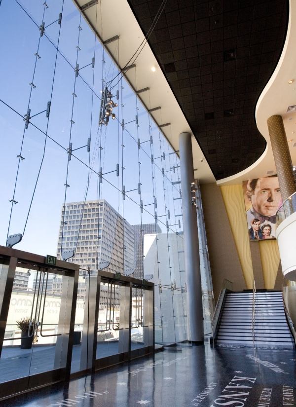 amc divadlo moderný fasádny dizajn sklenené opony