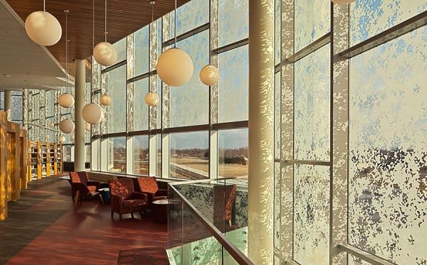 moderný fasádny dizajn sklenená drevená podlahová fólia ochrana pred slnkom