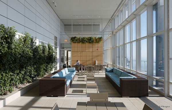 moderné sklenené závesové steny zelená stena