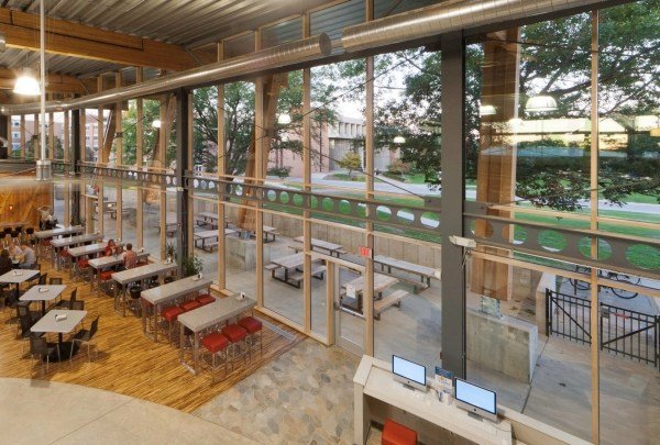 moderný fasádny pomer vonkajšieho a skleneného interiéru