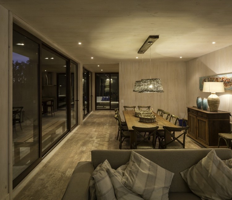 Interiérový dizajn v modernom štýle vidieckeho domu štýl modernej fasády-obývačka-jedáleň-útulný vidiecky dom