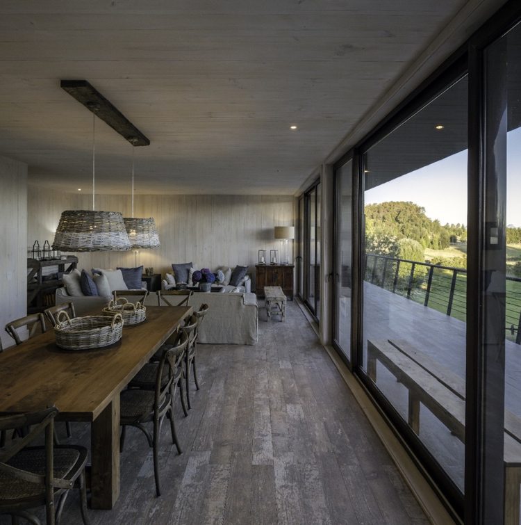 Kuchyňa v modernom vidieckom štýle - podlaha s opotrebovaným vzhľadom moderný vidiecky štýl obývacia izba-krb-drevo-rustikálny-jedálenský stôl