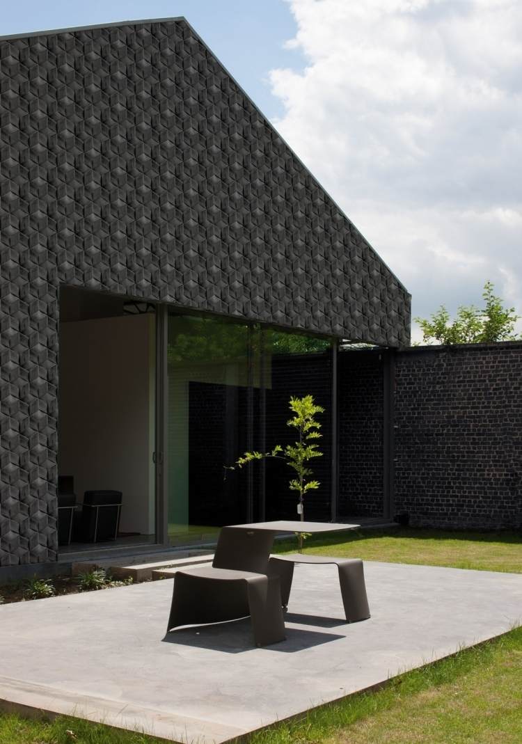 geometrické obrazce a tvary v antracitovej sivej moderná-fasáda-dizajn-vonkajšia-dekorácia-čierna-mriežka-geometrická-architektúra-záhradná terasa