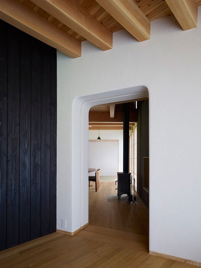 prázdninový dom v Japonsku, ktorý zariaďuje tradičné drevené krokvy prázdninová vila v Japonsku zariadená tradičnými drevenými krokvami