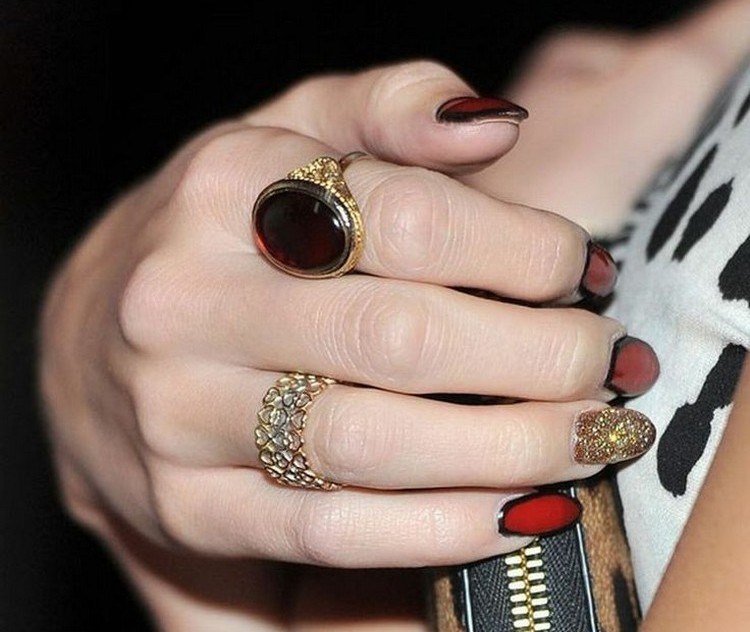Dizajn nechtov v červenej, čiernej farbe so zlatými trblietkami moderný-nechtový-manikúra-červeno-zlaté-trblietky