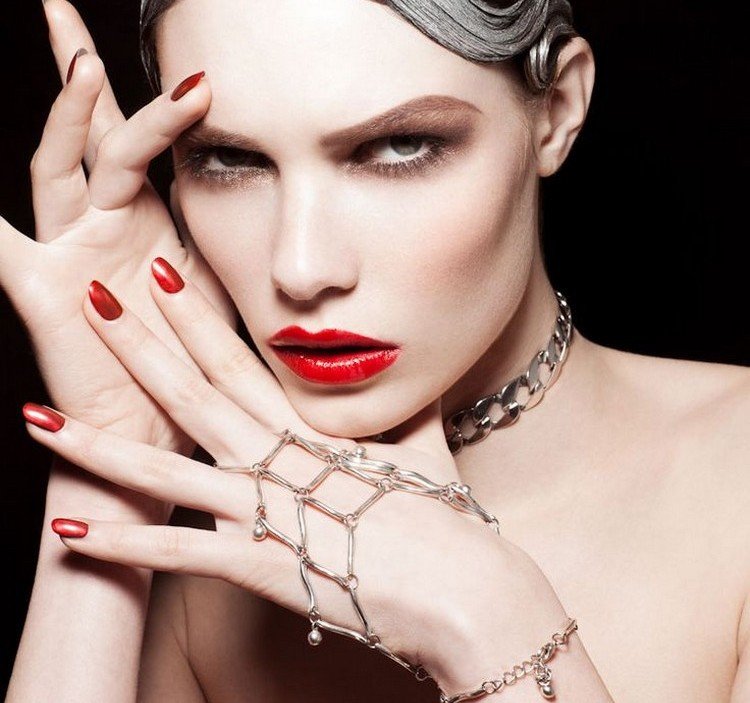 ohnivo červené nechty mandľového tvaru Nechty na manikúre ohnivo-červeno-mandľového tvaru