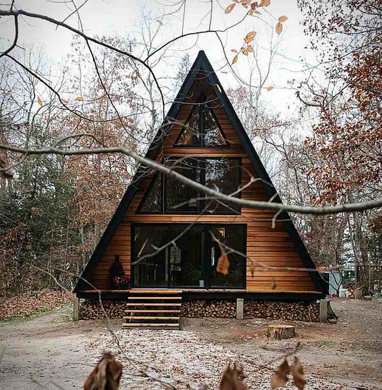 drevené fasádne schody s vrcholom strechy moderné finnhütte