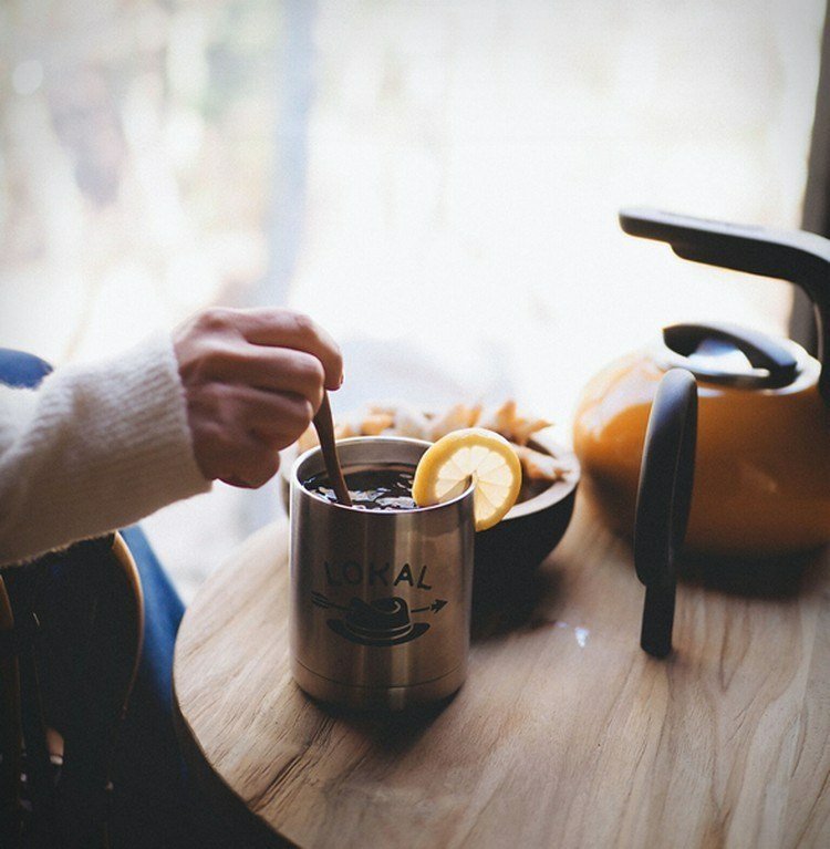 kuchynský stôl riad útulná atmosféra finnhütte