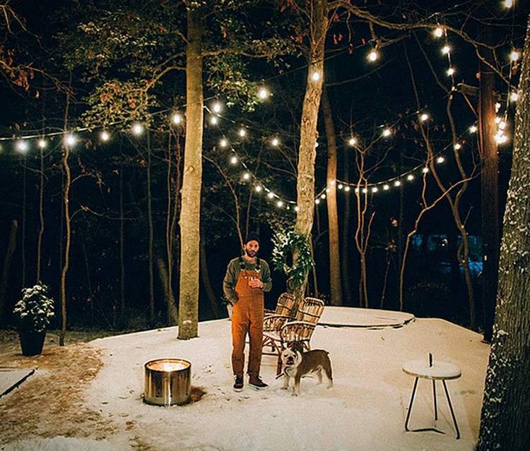 lesné stoličky krb muž pes osvetlenie miestneho rámu prázdninový dom