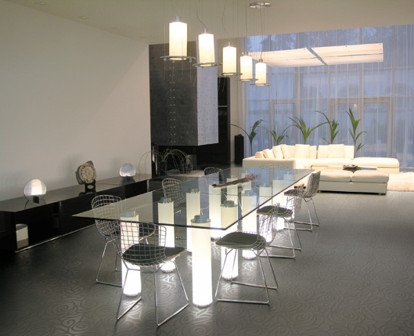 minimalistické zariadenie obývacej časti vedené jedálenským stolom, dlažba tango