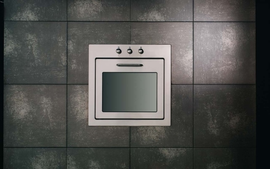 Moderné kuchynské obklady a dlažby s kovovým vzhľadom irisceramica