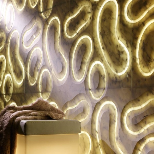 Nápady na dizajn steny, 3D obklady, integrované do nepriameho svietidla