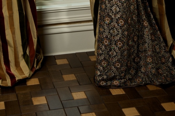 Plochá dilatačná čierna dlažba-vyrobená z dreva