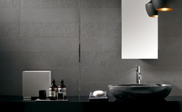 Betónová škridla stena dizajn-šedé prevedenie s náterom