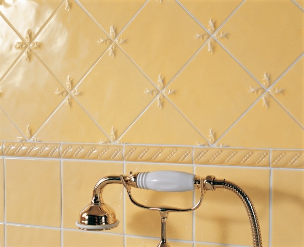 Nápady na zariadenie kúpeľňové dlaždice žltý reliéf kvetinové motívy