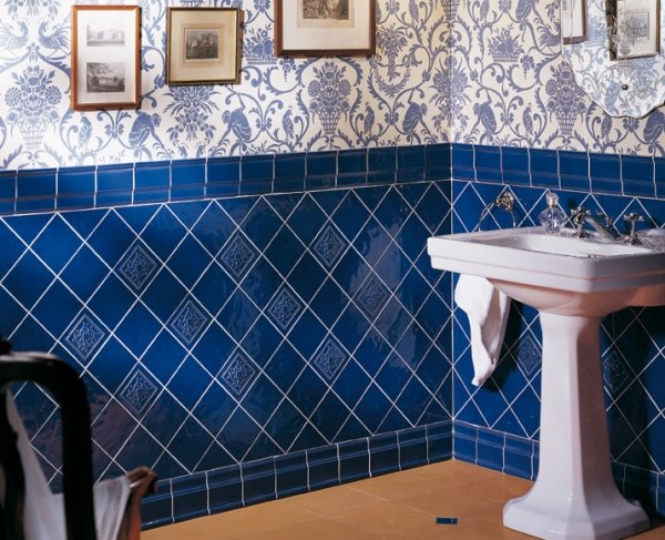 Obklady do kúpelne modro-nástenný dizajn-keramický okraj