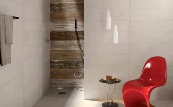 Červené kreslo do interiéru kúpeľne s keramickou dlažbou