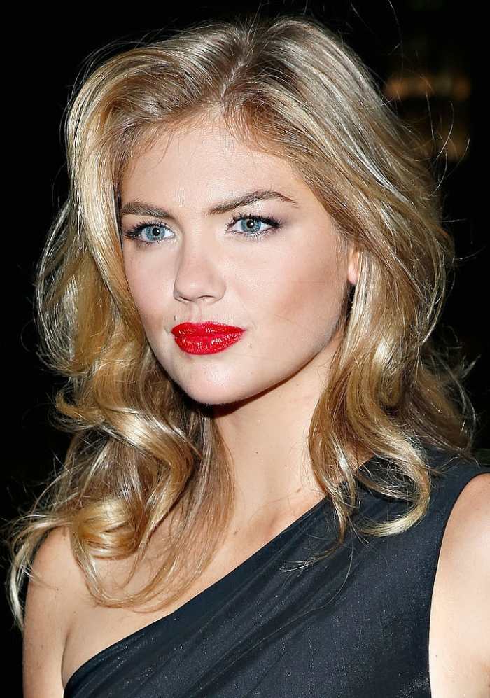 stredne dlhé, vrstvené blond vlasy s bočným delením Kate-Upton-účes-bočné lúčenie-stredne dlhé-vlasy vrstvené