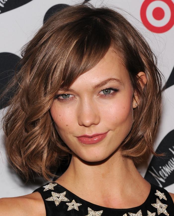 Účes Karlie Kloss bob so šikmou ofinou, mierne vlnitý karlie-kloss-bob-účes-s-šikmým-konským-šikmým-zvlneným