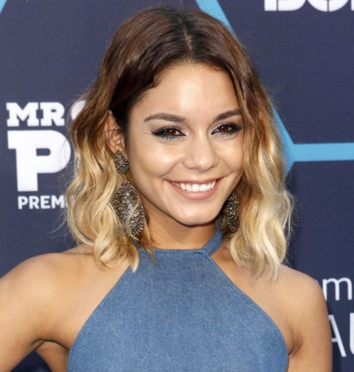 Ombre bob, blond tipy - Vanessa Hudgens vanessa-hudgens-bob-ombre-blond-hnedo-vlnitá