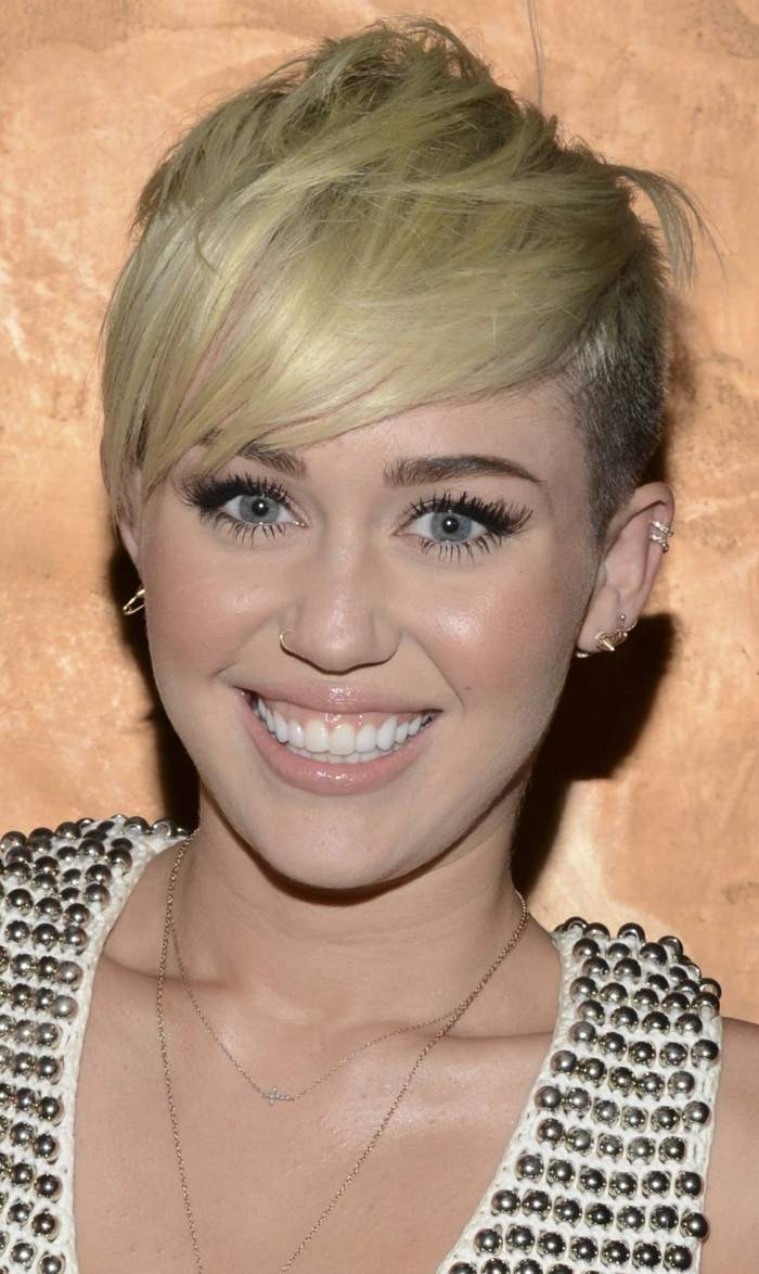 Pixie so šikmým poníkovým účesom od Miley Cyrus miley-cyrus-pixie-účes-s-ofinou-oholeným krkom