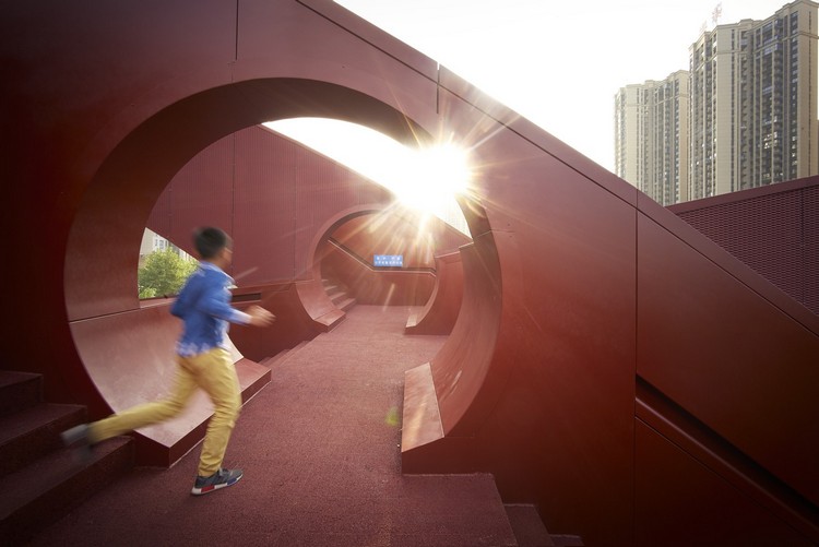 Červený oceľový most pre peších s inovatívnym dizajnom moderný-most pre chodcov-kruhové priechody-červená-oceľ