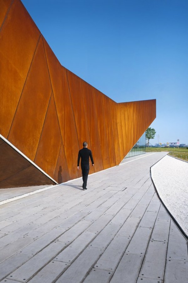 moderná-galéria-minimalistická-architektúra-drevená fasáda