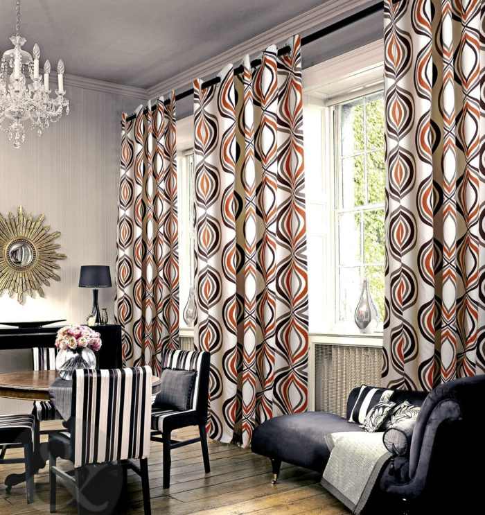 luxusný apartmán so vzorovanými závesmi symetrický vzor-na závese-luster