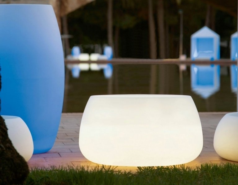 Moderný, svetelný kvetináč Sahara od Gandie Blasca moderné záhradné osvetlenie gandia blasco sahara kvetináč nápad biela modrá