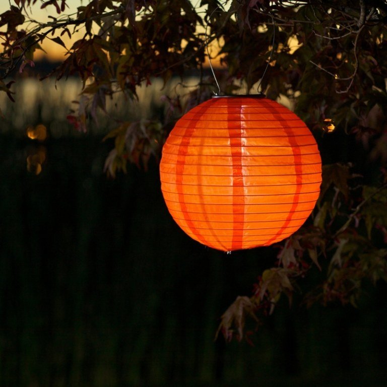 Záhradné osvetlenie so slnečnou lampou moderná záhradná lampa s nápadom oranžová slnečná energia