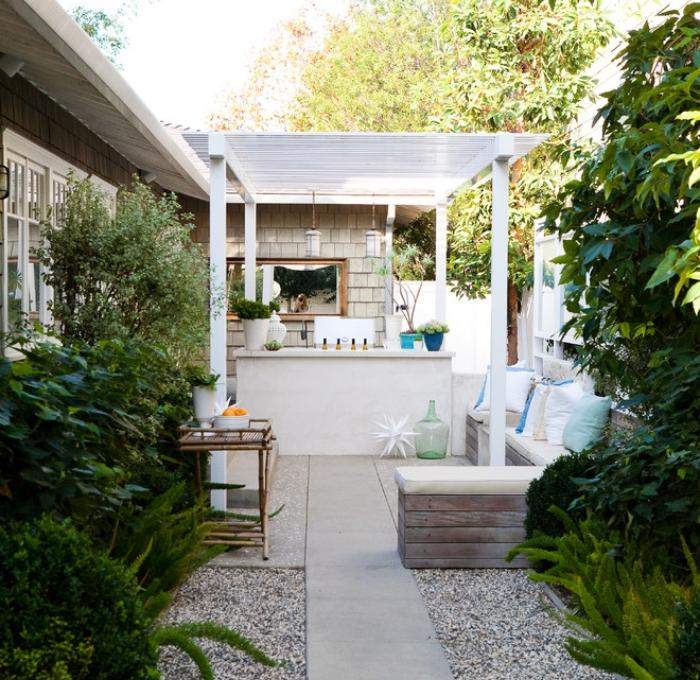 malý záhradný bar s baldachýnom v bielej farbe a rohovou sedačkou Moderný záhradný dizajn 2015 -trendy-krytá-záhradná-bar-biela-rohová sedačka-drevo