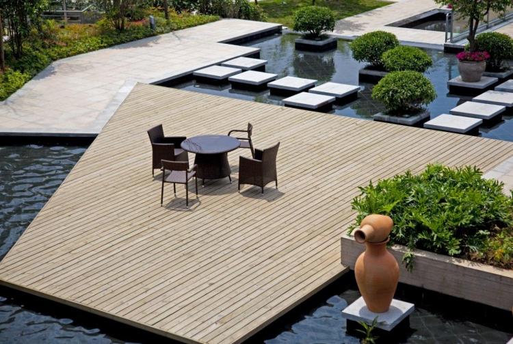 moderná záhrada-dizajn-voda-plávajúca-drevená-terasa