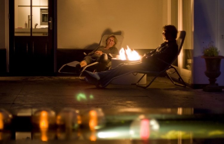 Moderný záhradný dizajn-dekoratívny-krb-útulný-okrúhly večer