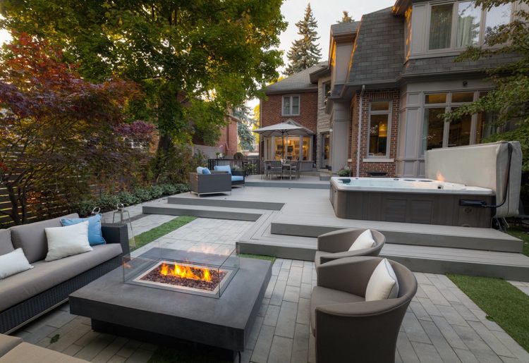 Moderný záhradný dizajn - dekorácia - krb - betón - záhradný stôl - sklo