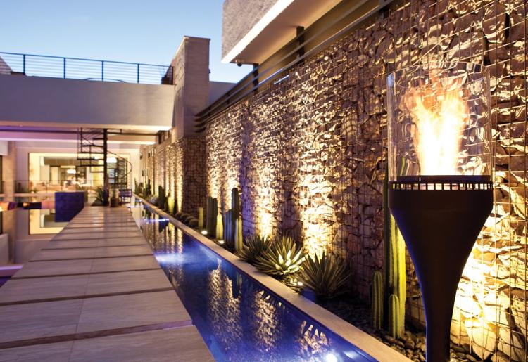 moderný-záhradný-dizajn-deco-krb-sudová-sova-stredomorské-murivo