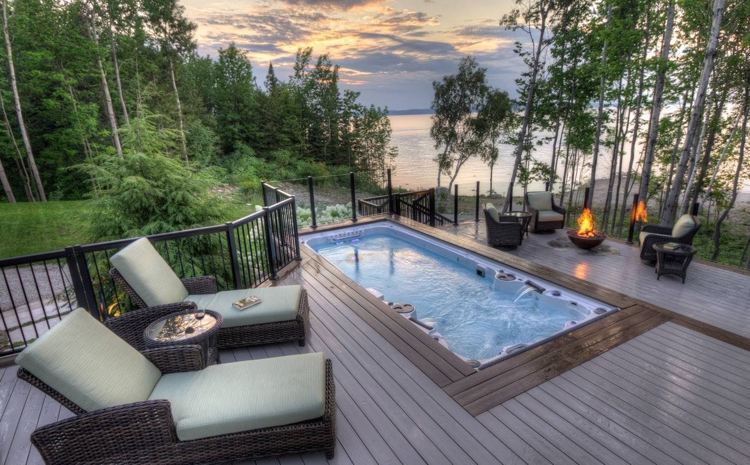 moderný-záhradný-dizajn-deco-krb-terasa-drevené palubovky-výhľad-vírivka