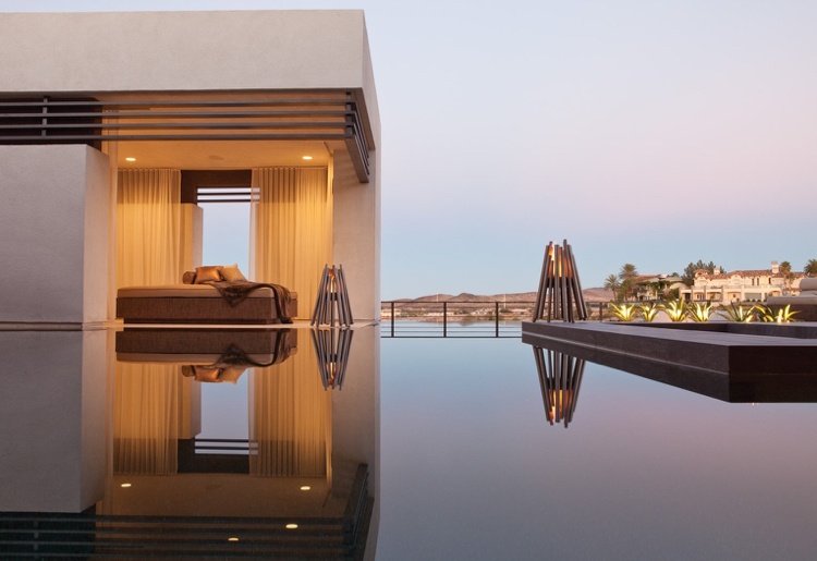 Moderný záhradný dizajn - dekorácia - krb - nekonečný bazén - sova alej - exotika