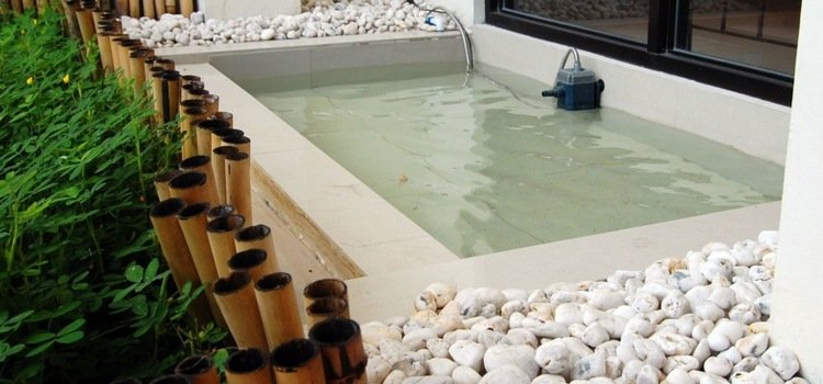 Biele kamene pôsobia moderne moderný-záhradný-dizajn-kamene-vodný prvok-minimalistický-biely-kamienkový-bambus