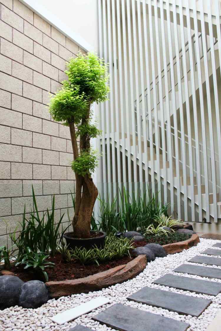 Moderná skalka s malou posteľou moderný-záhradný-dizajn-s-kamienkami-minimalistický-záhon-strom-štrk-biely