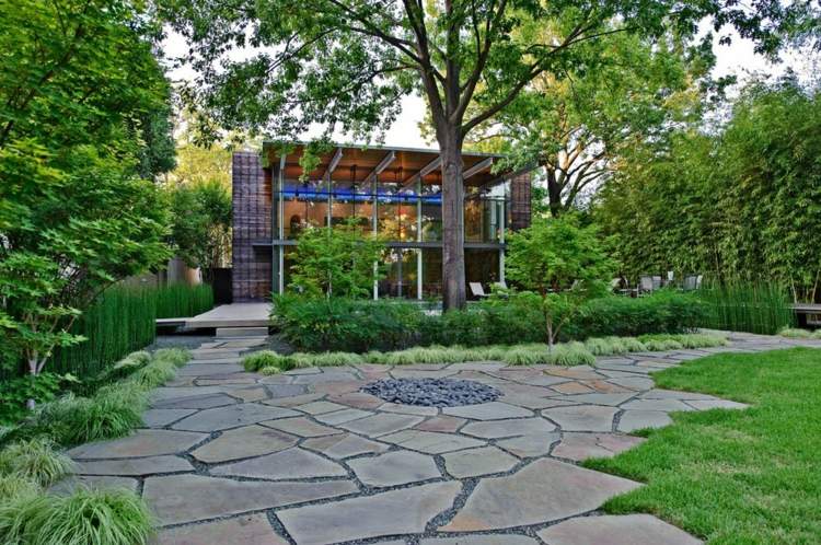 Kamennú terasu doplňte štrkovými spojmi moderný záhradný dizajn-kamene-atraktívna-terasa-kamenné dosky-trávnik-krík