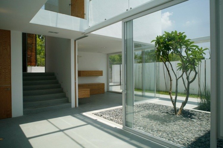 Moderný vonkajší priestor so sivými kamienkami a stromčekom moderný-záhradný-dizajn-kamene-dom-dizajn-minimalistický-biely-strom-kamienky