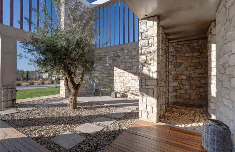 Vonkajšia časť vyzerá s kameňmi prirodzenejšie moderný-záhradný-dizajn-kamene-minimalistický-nápad-kamienky-strom-kamenné dosky