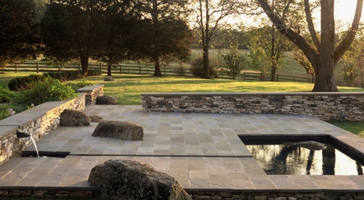 Moderná terasa s kamenným dizajnom a integrovaným jazierkom moderný-záhradný-dizajn-kamene-prírodný-vzhľad-jazierko-terasa-polovica-výška-stena