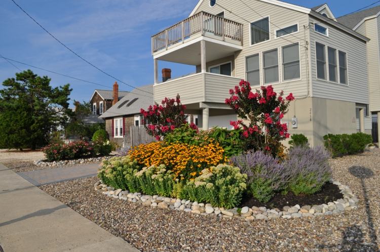 Moderný záhradný dizajn s kamienkami a farebnými kvetmi na dvore moderný-záhradný-dizajn-kamene-predná-záhradná-myšlienka-štrk-záhony