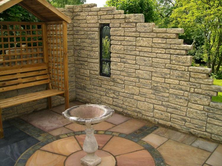 Moderný dizajn terasy s kamienkami moderný záhradný dizajn s kameňmi terasa-kamenná stena-podlaha-studňa-lavica-drevo