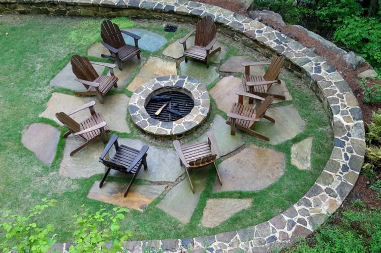 Na úpravu záhrady používajte veľké kamenné dosky moderný záhradný dizajn-kamene-veľké-kamenné dosky-terasa-drevené stoličky-stena-krb