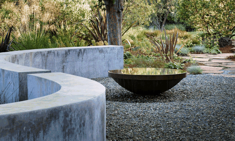 Na úpravu terénu použite kamienky, betón a kov moderný-záhradný-dizajn-kamene-vodná misa-dekorácia-štrk-polovičná-výška-stena-betón