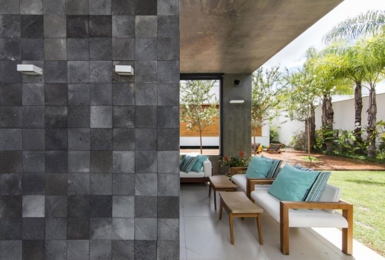 moderný záhradný dizajn-drevená fasáda-sedenie-drevený rám-sedenie-baldachýn-otvorený