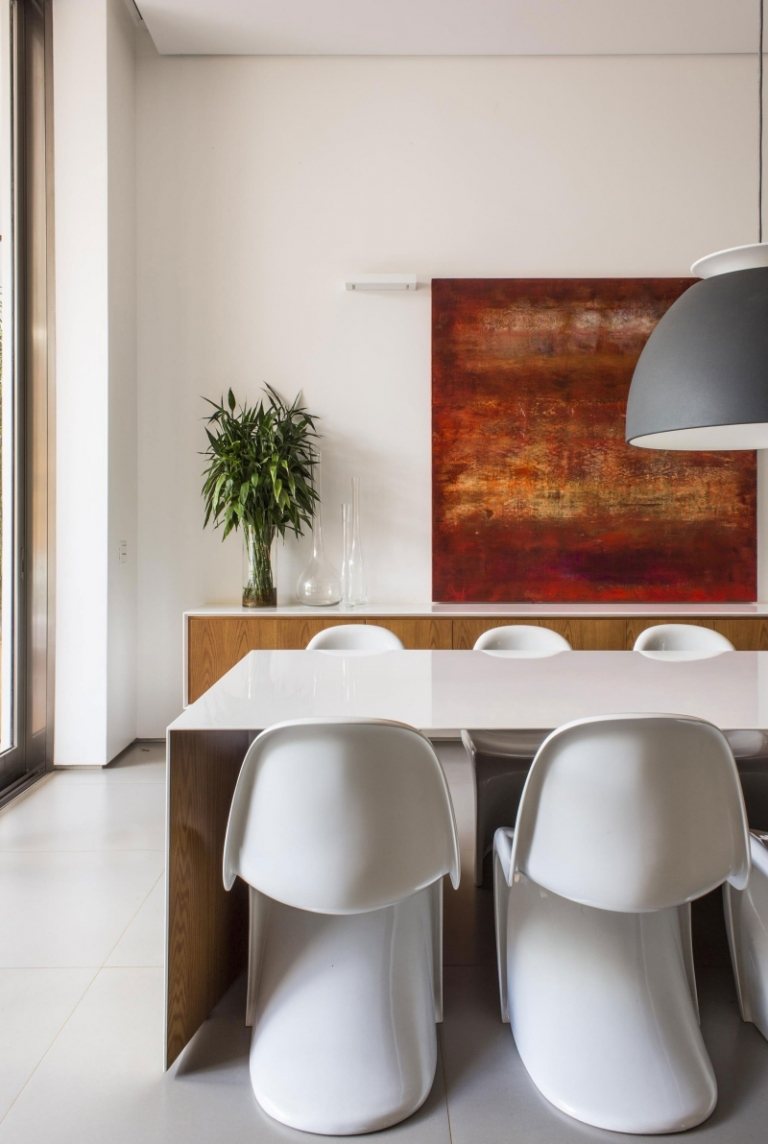 moderný-záhradný-dizajn-drevená fasáda-jedálenský stôl-závesná lampa-pantonová stolička-obrázok-biela