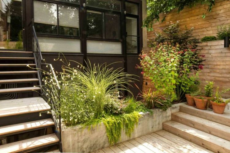 moderné-záhradné-nápady-drevo-terasa-posteľ-okrasná tráva-schody-kovové